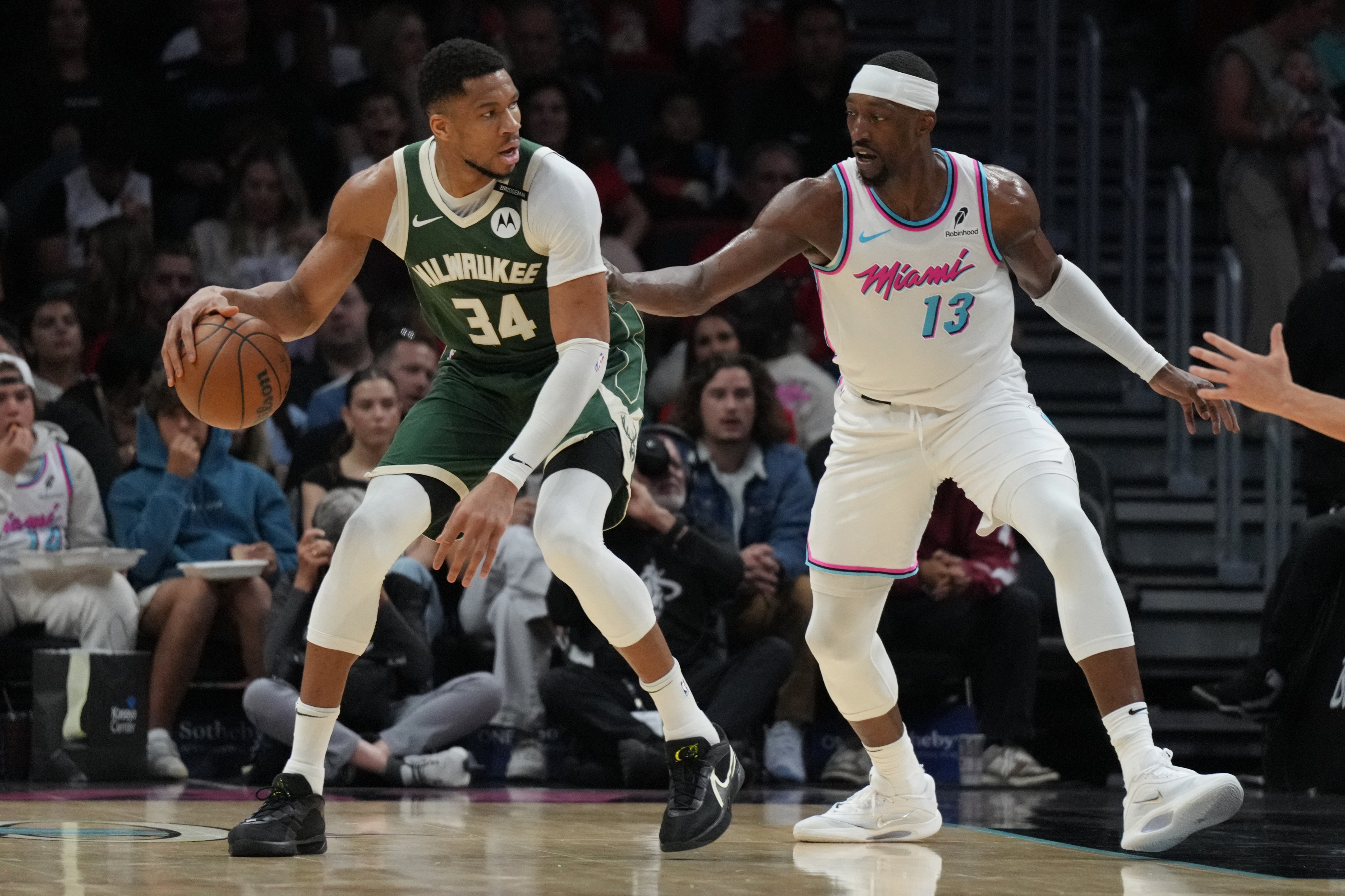 字母：阿德巴约是最顶级的攻防一体球员 我每次对阵他都充满动力